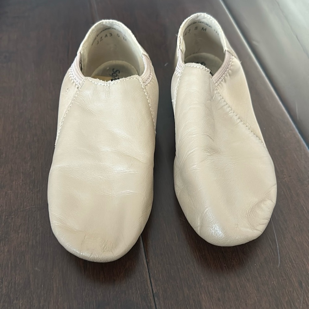 Kids dance shoes, size 5. Color tan.